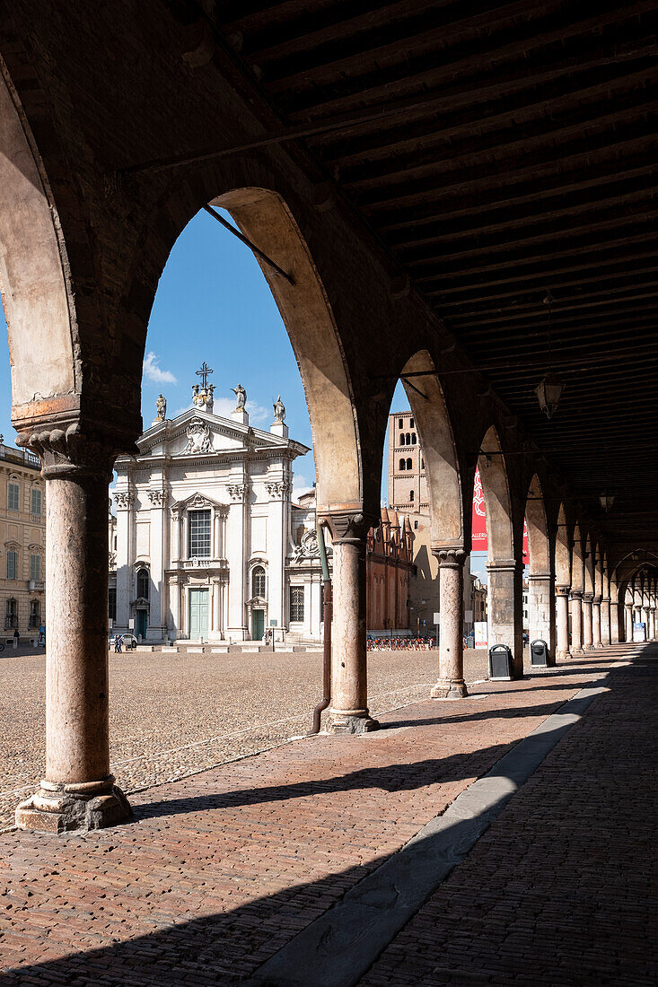 Blick zum Duomo san Pietro an der Piazza Sordello, Dogenpalast, Mantua, Mantova, Lombardei, Italien, Europa