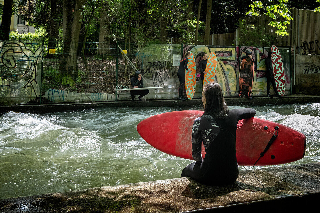 Surfers on the Eisbach in the English Garden, Munich, Upper Bavaria, Bavaria, Germany, Europe