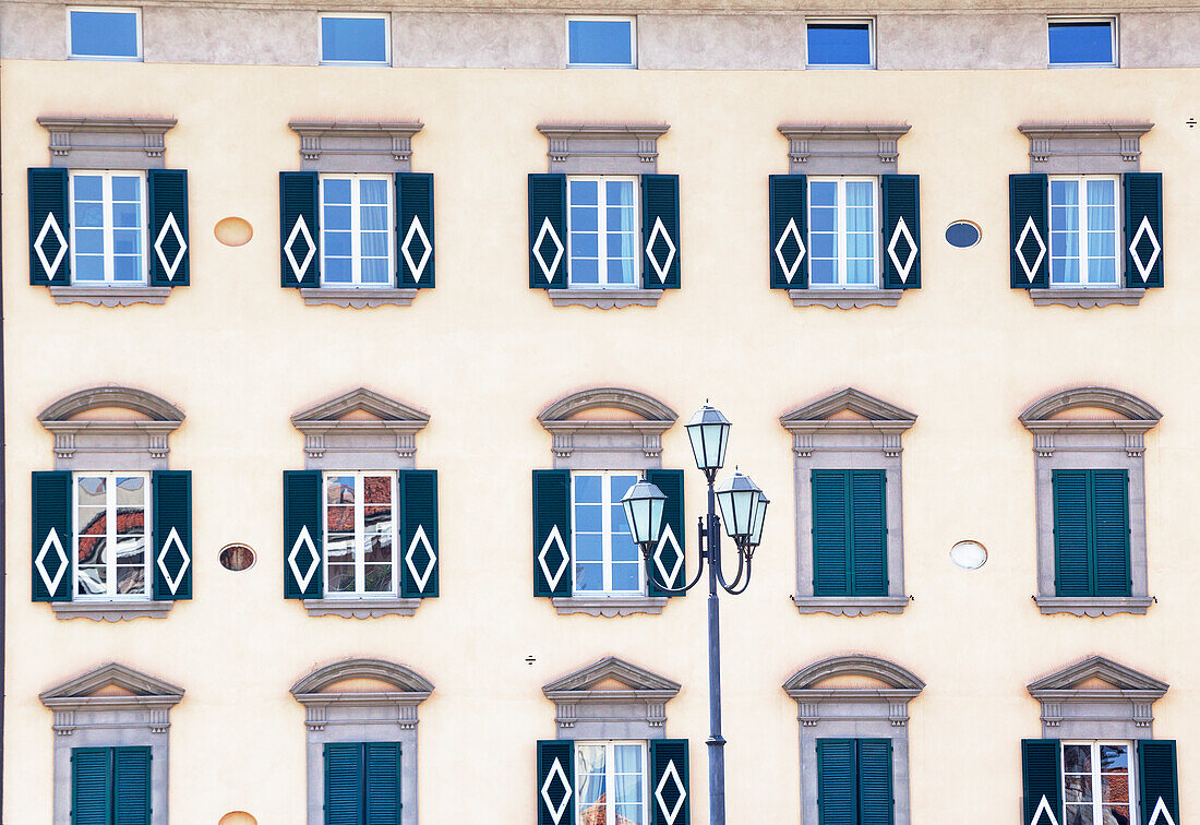 Verzierte Fassade des Hauses am Ufer des Flusses Arno, Pisa, Toskana, Italien,