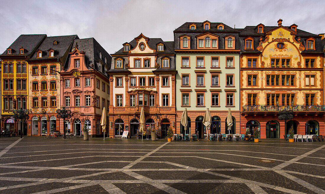 Bürgerhäuser auf der Nordseite des Mainzer Marktes, Mainz, Rheinland-Pfalz, Deutschland