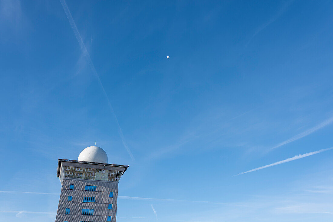 Brockenhotel mit Radarkuppel, darüber Heißluftballon und Kondensstreifen von Flugzeugen, Brocken, Nationalpark Harz, Schierke, Sachsen-Anhalt, Deutschland