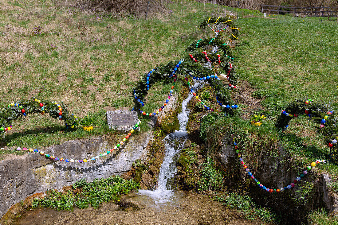 mit bunten Ostereiern geschmückter Osterbrunnen, Brunnen am Gries in Egloffstein in der Fränkischen Schweiz, Bayern, Deutschland
