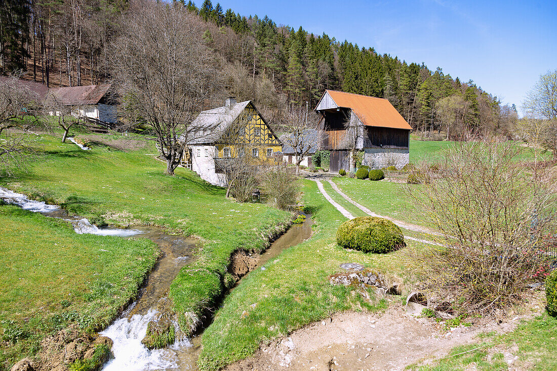 Schulmühle in Veilbronn im Leinleitertal in der Fränkischen Schweiz, Bayern, Deutschland