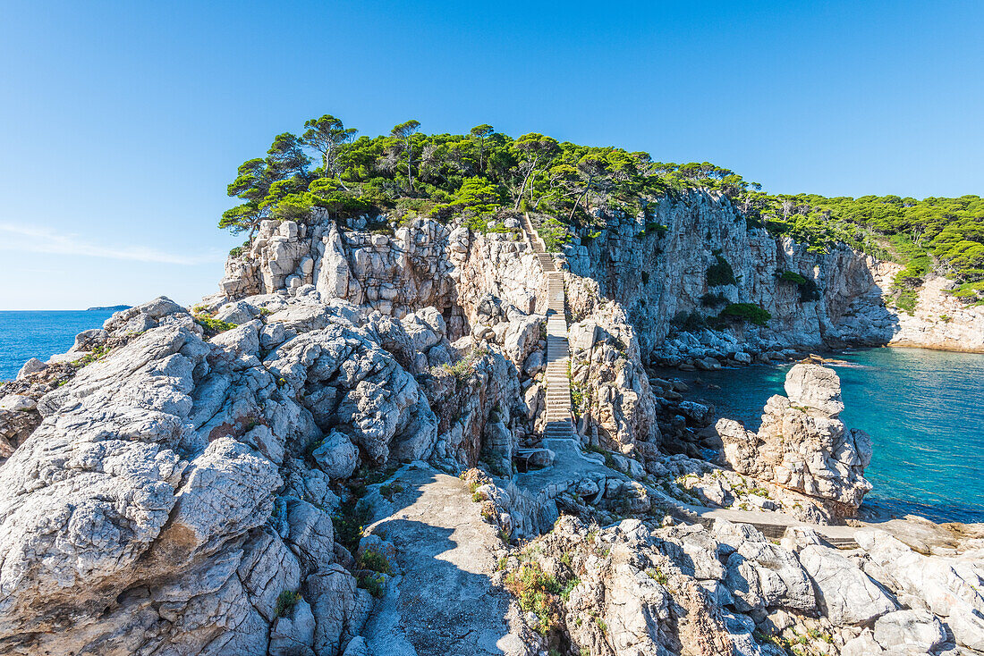 Treppe an der Steilküste auf der Insel Koločep nahe Dubrovnik, Kroatien
