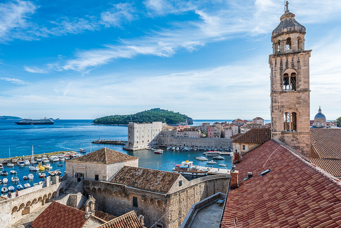 Blick auf das Dominikanerkloster und den alten Hafen von der Stadtmauer in Dubrovnik, Kroatien