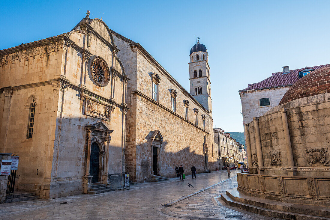 Franziskanerkloster und Großer Onofrio-Brunnen in Dubrovnik, Kroatien