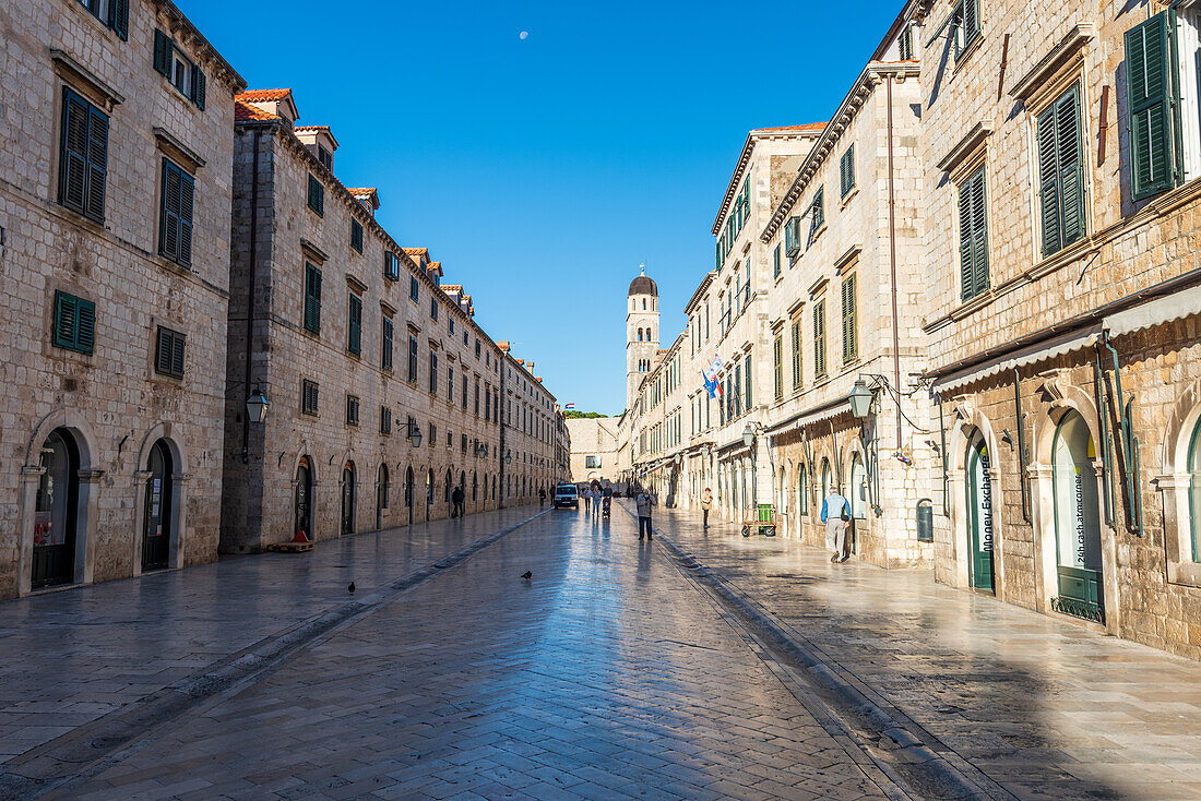 Fußgänger in der Altstadt von Dubrovnik, Kroatien