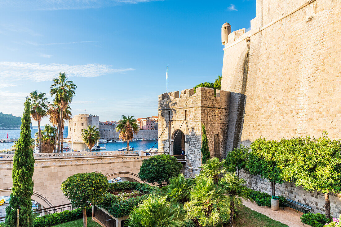 Ploce-Tor, Festung Revelin und Alter Hafen in Dubrovnik, Kroatien