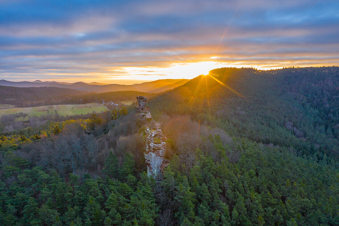 Sonnenaufgang an der Burgruine Drachenfels bei Busenberg, Dahn, Pfälzer Wald, Wasgau, Rheinland-Pfalz, Deutschland
