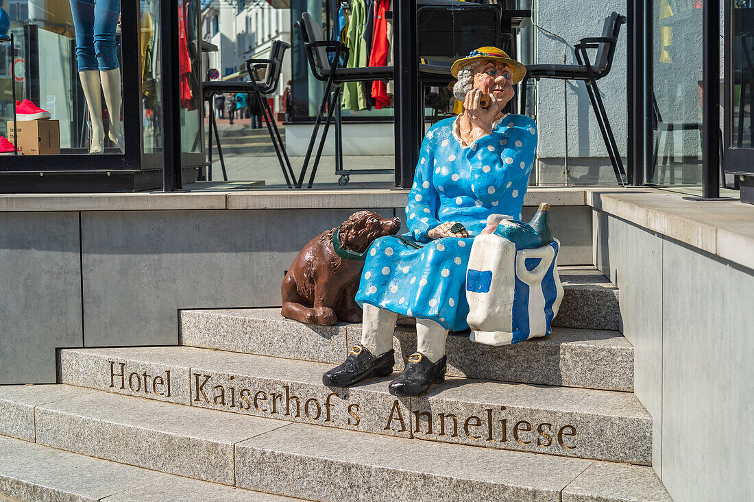 Figur Oma Anneliese vor dem Kaiserhof Maritim Hotel in Heringsdorf im Frühling, Insel Usedom, Mecklenburg-Vorpommern, Deutschland