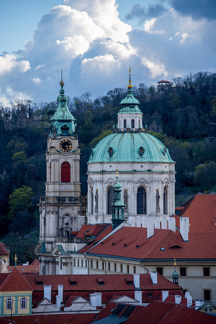 Blick von der Prager Burg auf die Nikolauskirche, Prag, Tschechien