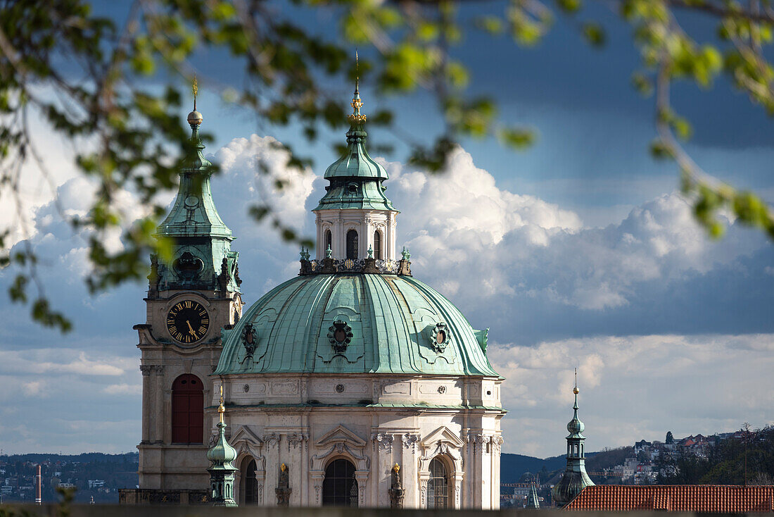 Blick von der Prager Burg auf die Nikolauskirche, Prag, Tschechien