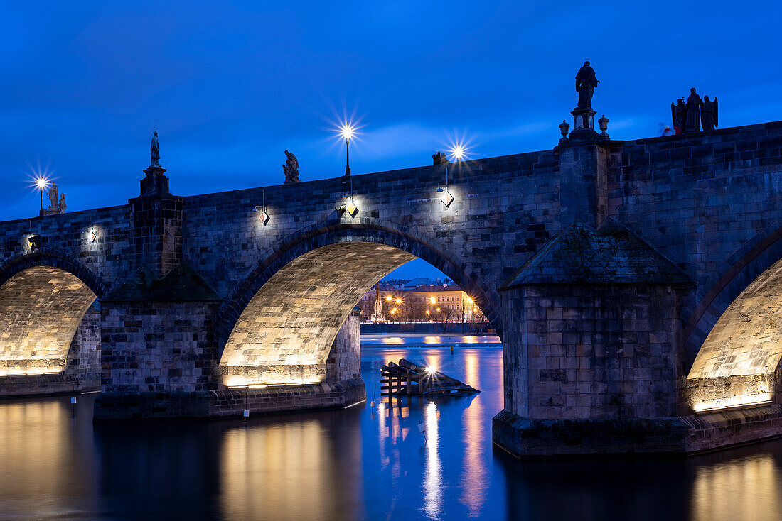 Karlsbrücke am Abend, blaue Stunde, Prag, Tschechien