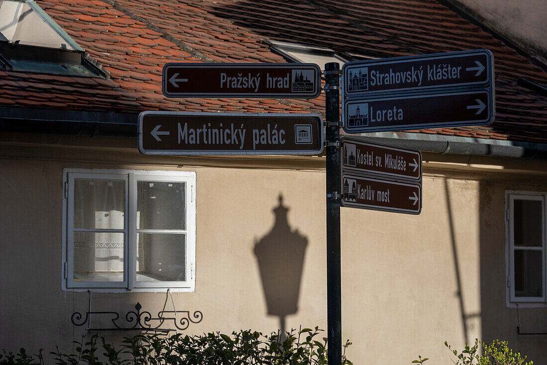 Wegweiser zur Karlsbrücke und anderen Sehenswürdigkeiten, Prag, Tschechien