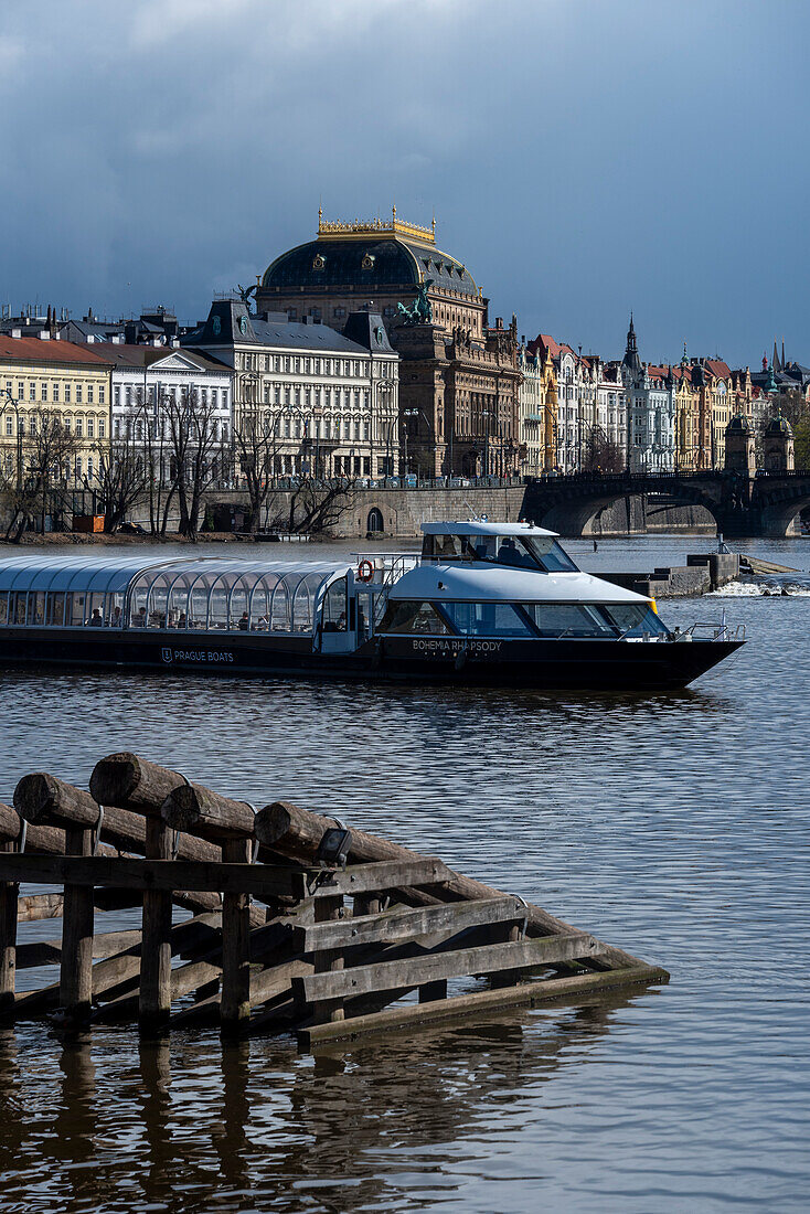 Ausflugsschiff auf der Moldau, Hochwasserschutz an der Karlsbrücke, Prag, Tschechien