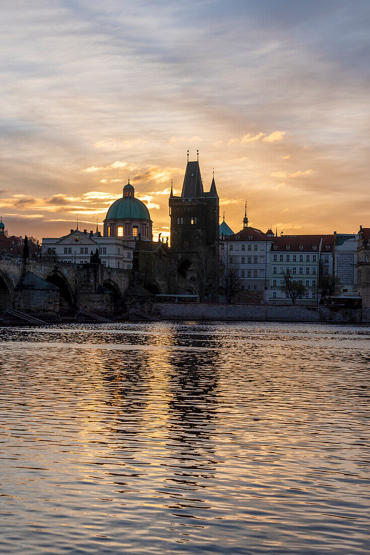 Karlsbrücke, Altstädter Brückenturm, Kreuzherrenkirche, Morgendämmerung, Prag, Tschechien