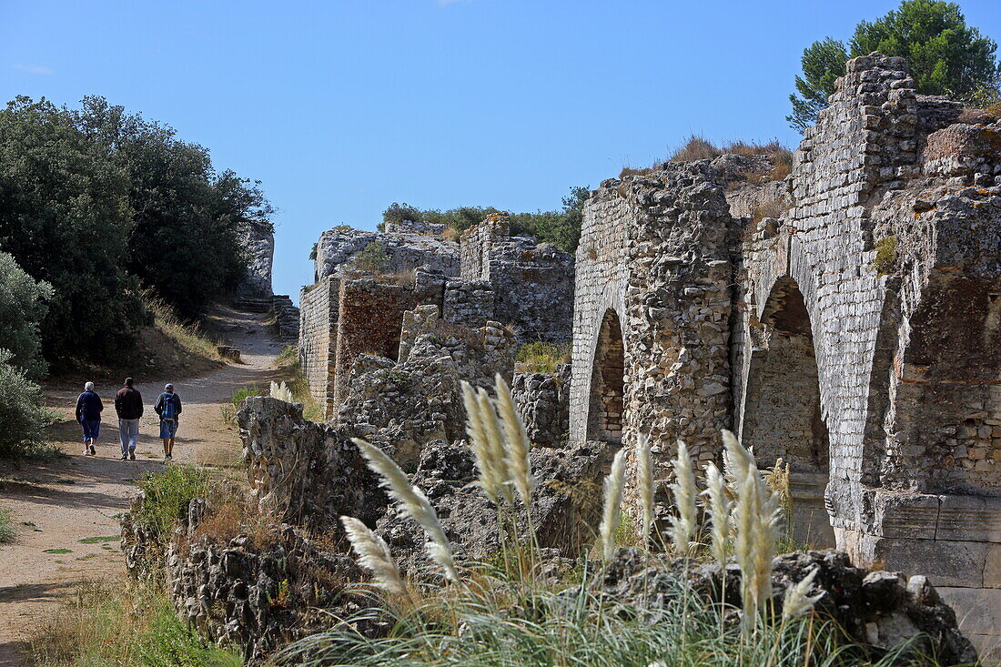 Das Aquädukt von Barbegal versorgte die Getreidemühlen von Barbegal mit Wasser, Bouche-du-Rhone, Provence-Alpes-Cote d'Azur, Frankreich