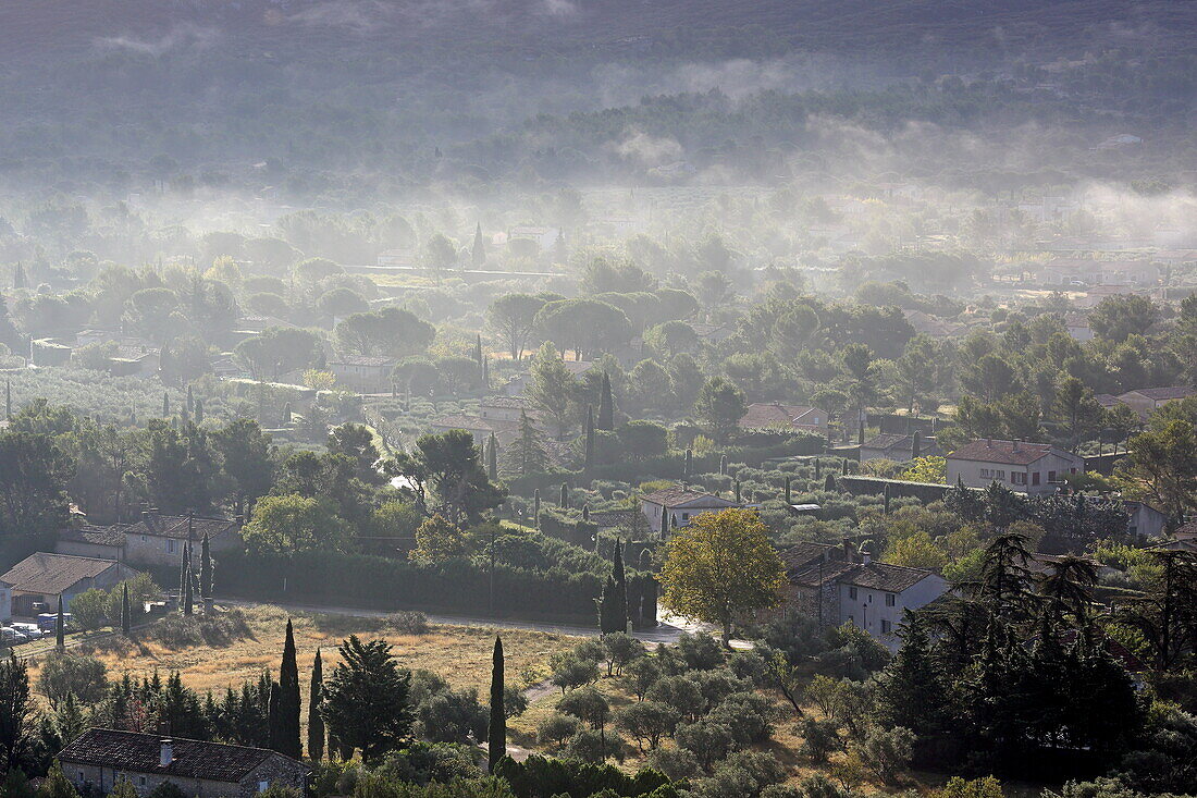 Blick vom alten Dorf von Eygalières auf das Umland, Bouches-du-Rhône, Provence-Alpes-Côte d'Azur, Frankreich