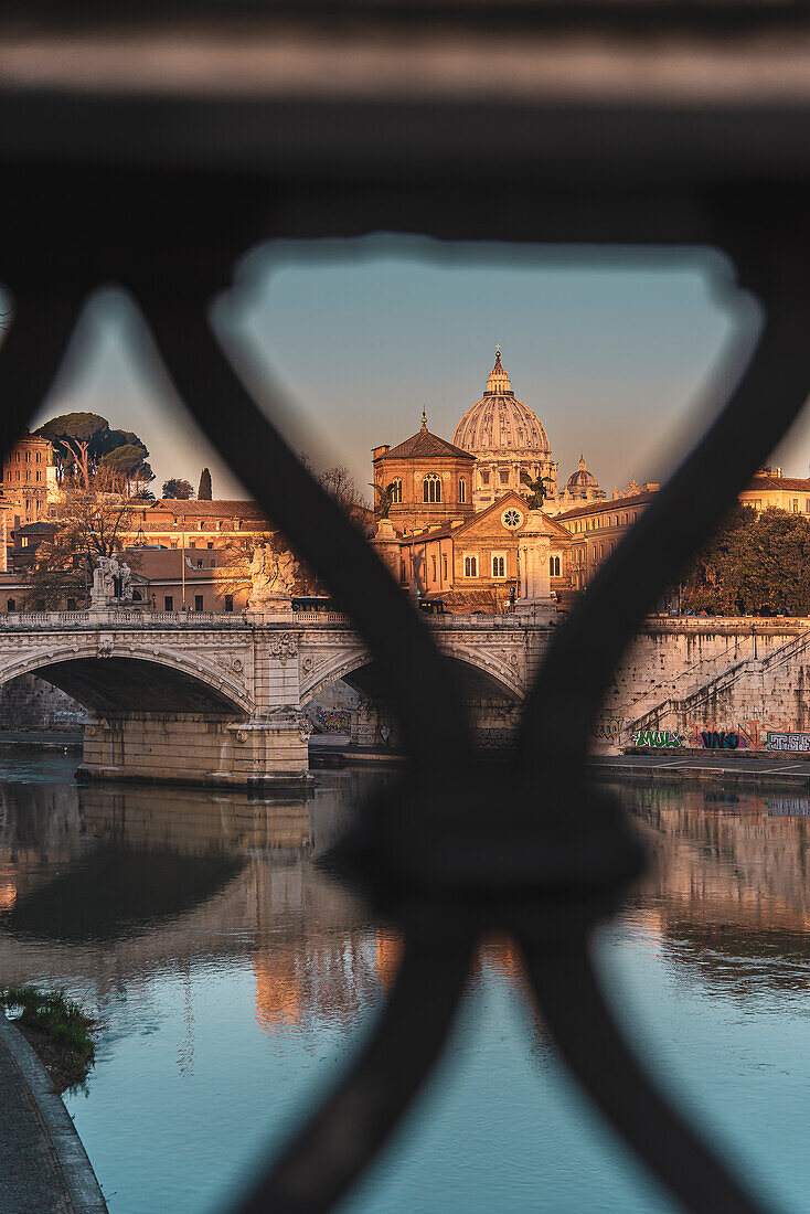 Blick auf Ponte Vittorio Emanuele II und dem Petersdom, Rom, Latium, Italien, Europa