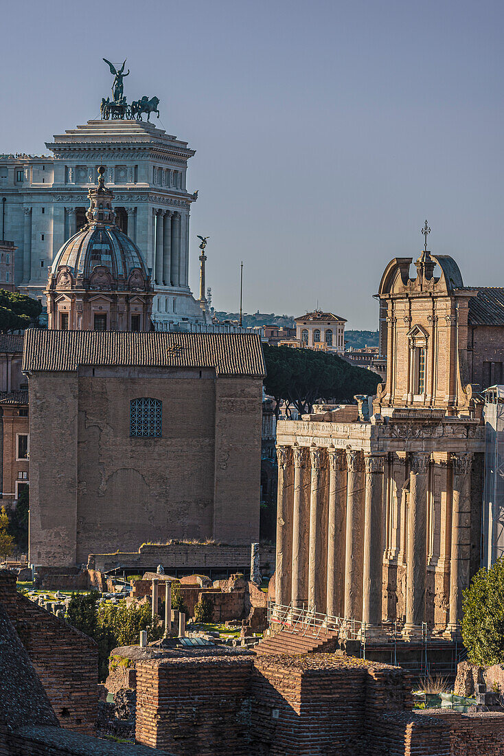 Antikes Forum mit Monumento a Vittorio Emanuele II im Hintergrund, Rom, Latium, Italien, Europa