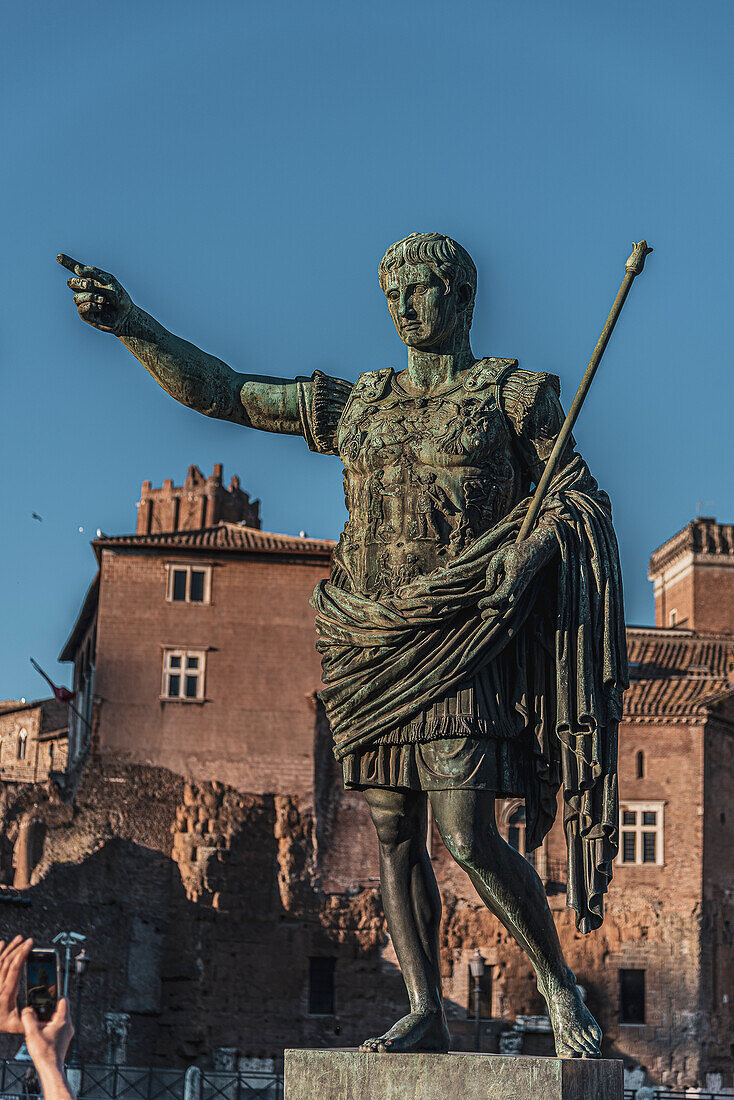 Römische Statue Imperator Traiano, Rom, Latium, Italien, Europa