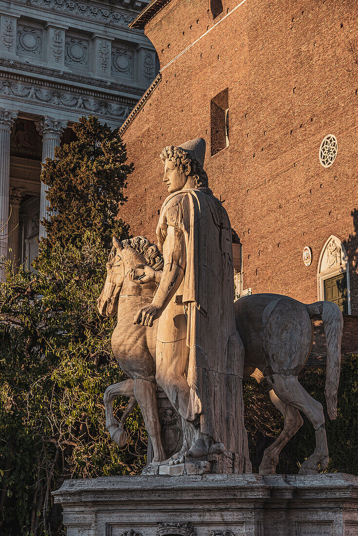 Statue von Castor (Statua di Castore) am Eingang zur Piazza del Campidoglio, auf Kapitolinischen Hügel Rom, Latium, Italien, Europa