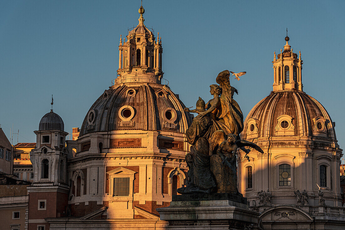 Blick auf Kirche  Santa Maria di Loreto  mit Statue vom  Monumento a Vittorio Emanuele II im Vordergrund, Rom, Latium, Italien, Europa