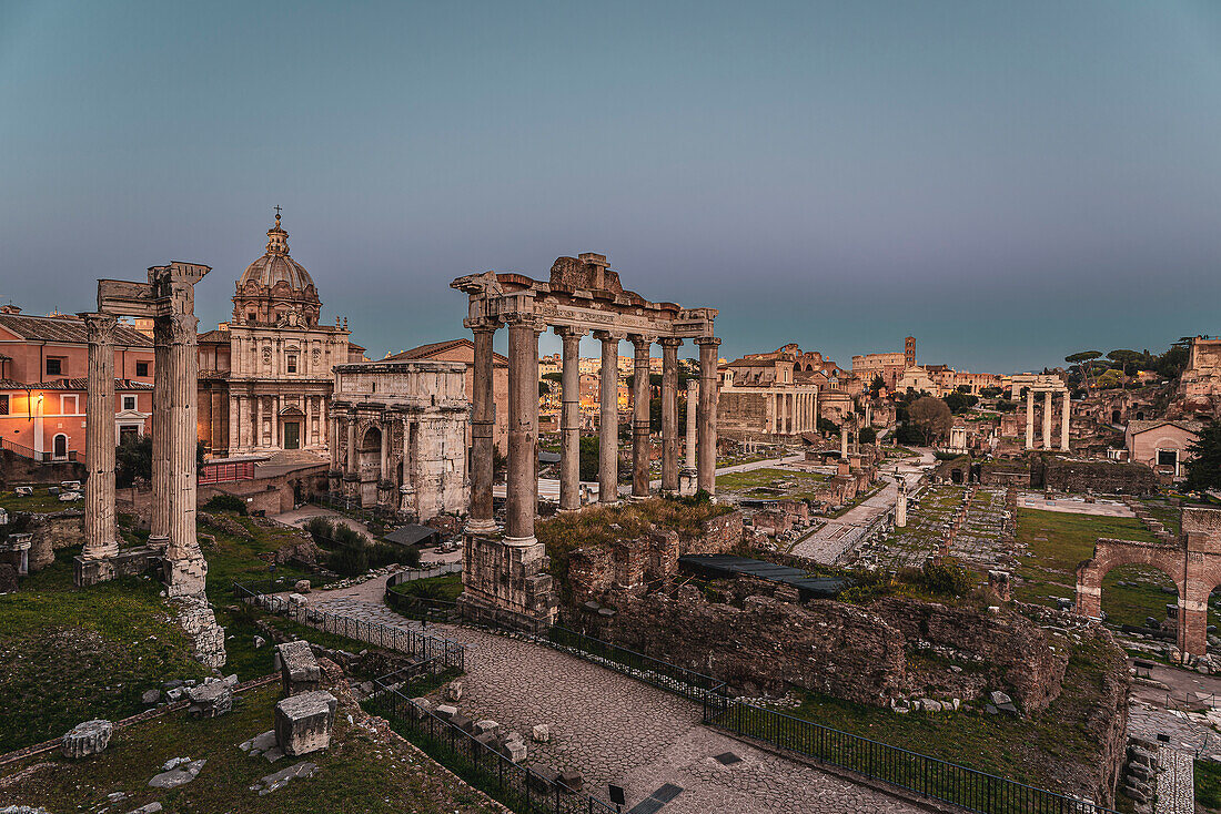 Blick auf Antikes Forum mit Basilica Iulia vom  Kapitolshügel, Rom, Latium, Italien, Europa
