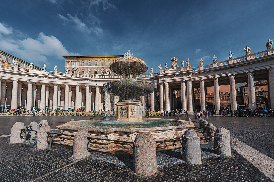 Fontana del Bernini, Vierströmebrunnen am Petersdom, Rom, Latium, Italien, Europa