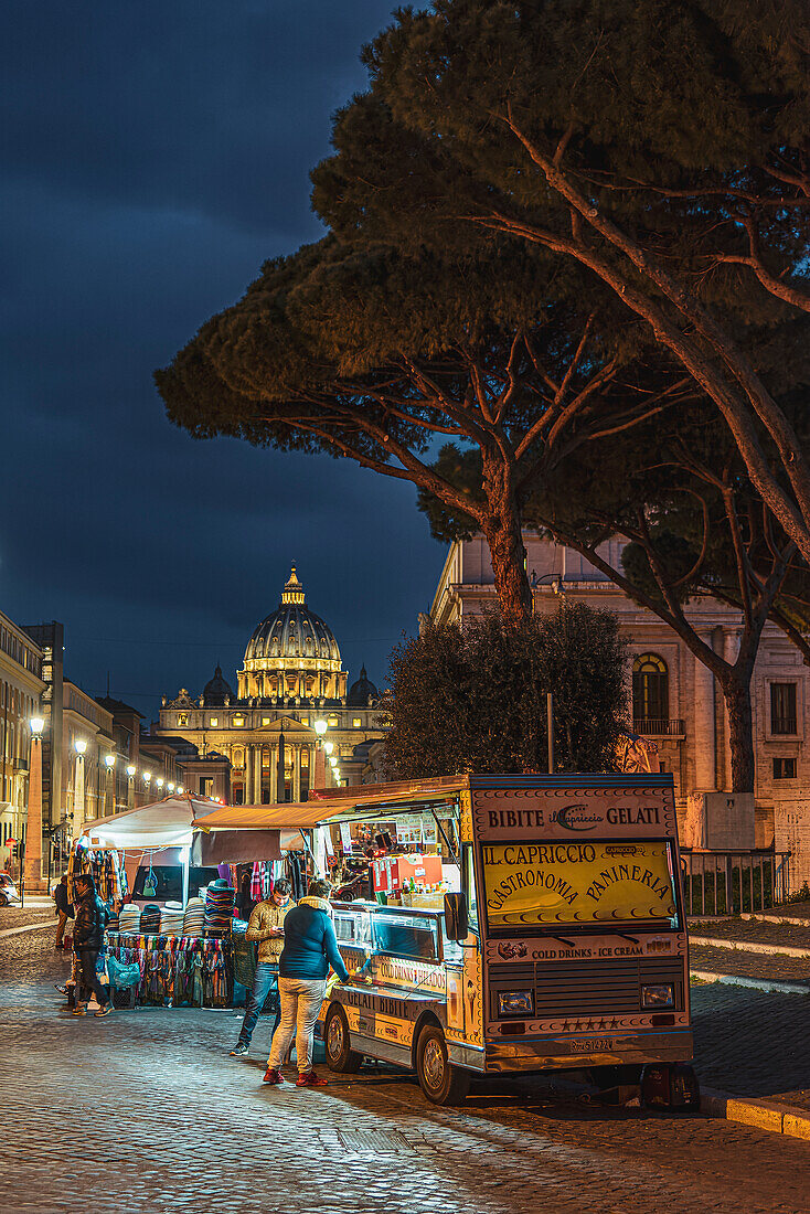 Verkaufsstände an der Piazza Pia mit Petersdom im Hintergrund, Rom, Latium, Italien, Europa