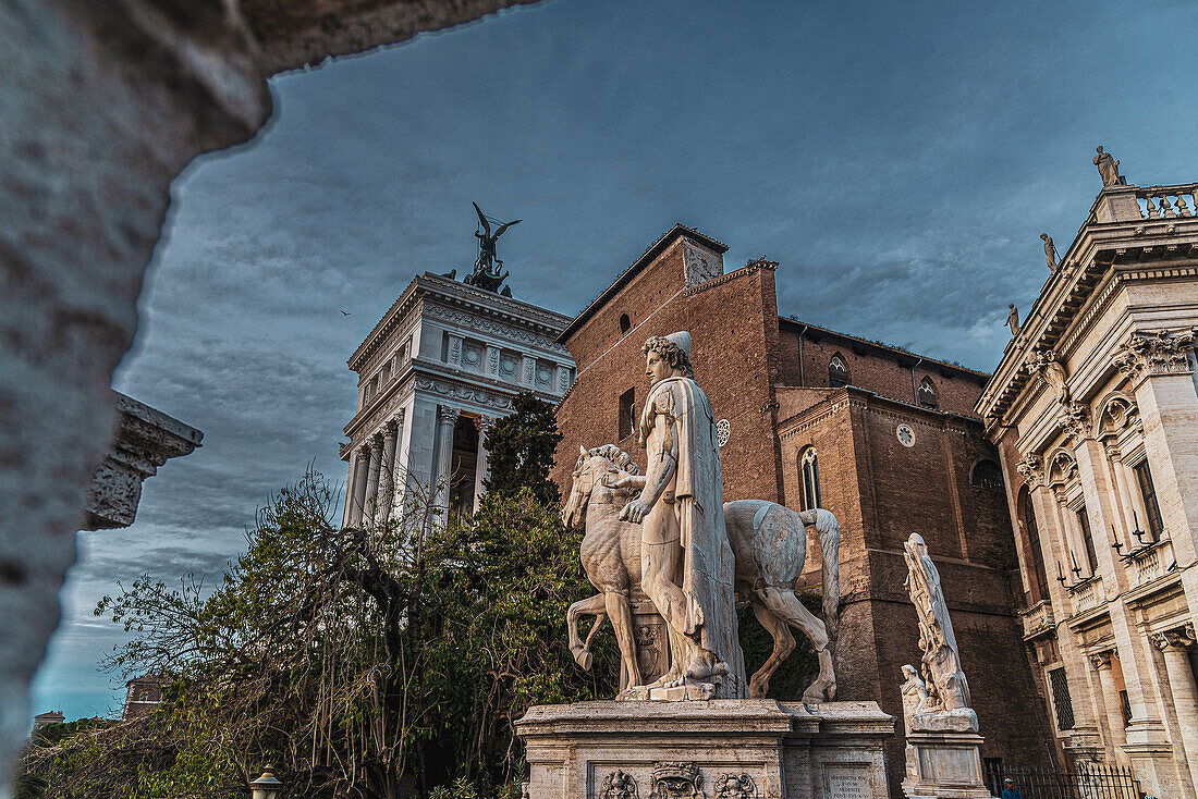 Statue von Castor (Statua di Castore) am Eingang zur Piazza del Campidoglio, auf Kapitolinischen Hügel Rom, Latium, Italien, Europa