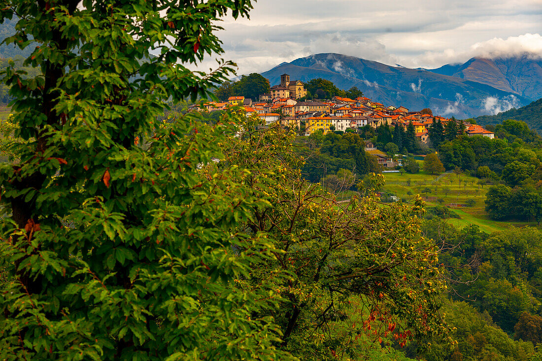 Alpendorf Breno mit Bergblick im Tessin, Schweiz