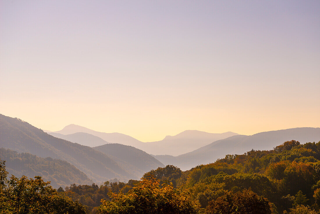 Bergkette im Sonnenuntergang im Tessin, Schweiz