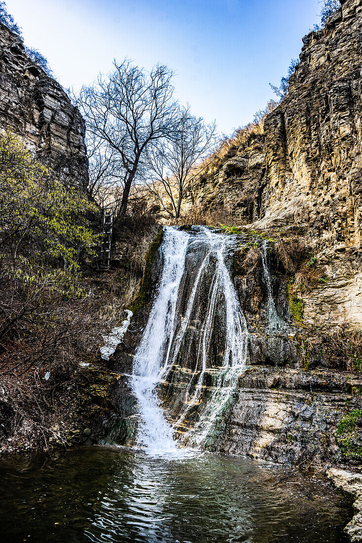 Wasserfall in der Nähe der georgischen Hauptstadt Tiflis im Frühjahr, Georgien