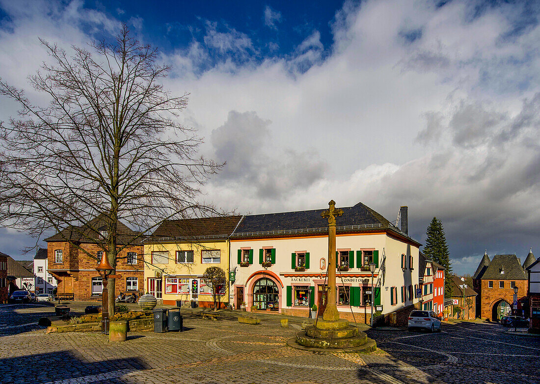 Dürener Tor und Marktplatz der Stadt Nideggen in der Eifel, Kreis Düren, Nordrhein-Westfalen, Deutschland