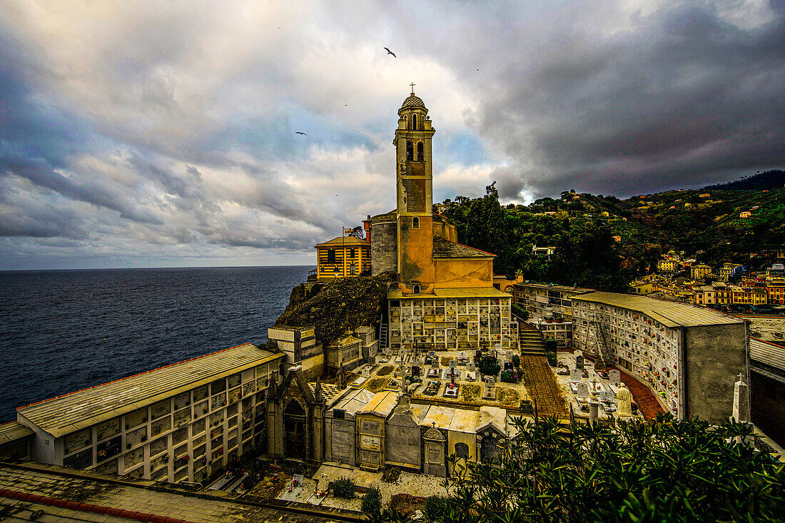 Friedhof und Kirche San Giorgio in Portofino an einem wolkigen Tag, Ligurien, Riviera di Levante, Italien