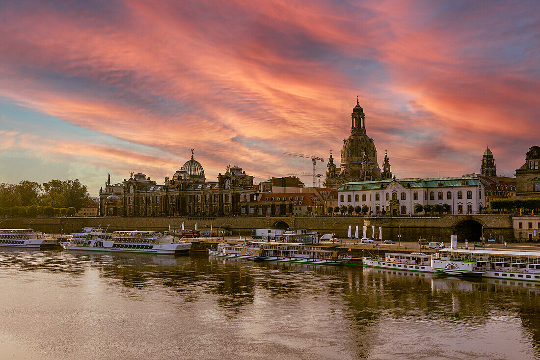 Dresden mit der Elbe in der Abenddämmerung, Sachsen, Deutschland
