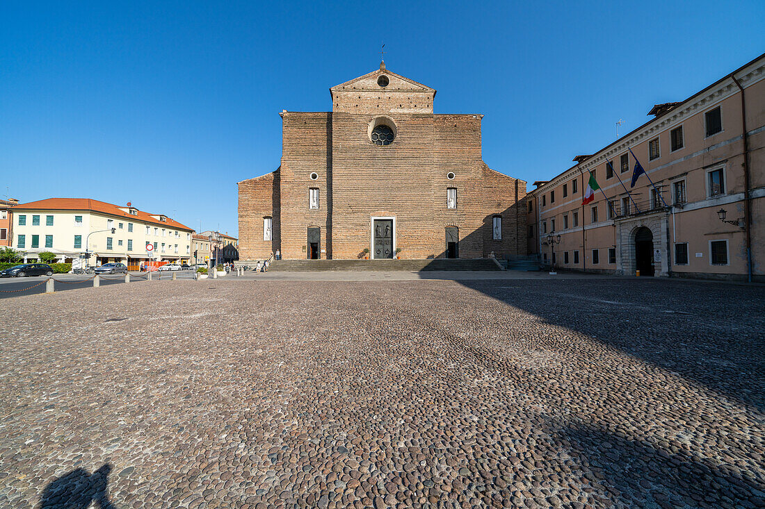 Außenansicht der Abteikirche Santa Giustina in Padua, Italien