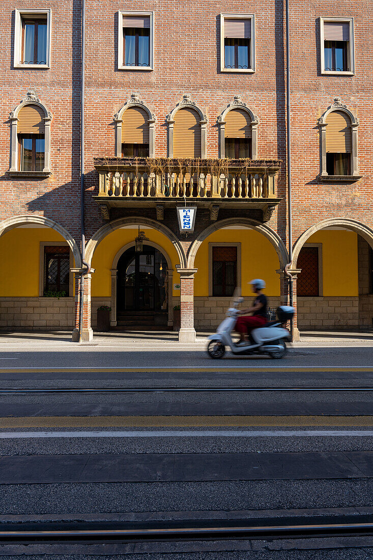 Motorroller, Vespa in den Straßen von Padua, Italien