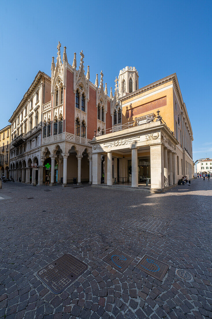 Eingangsfassade des Caffè Storico in Padua, Italien