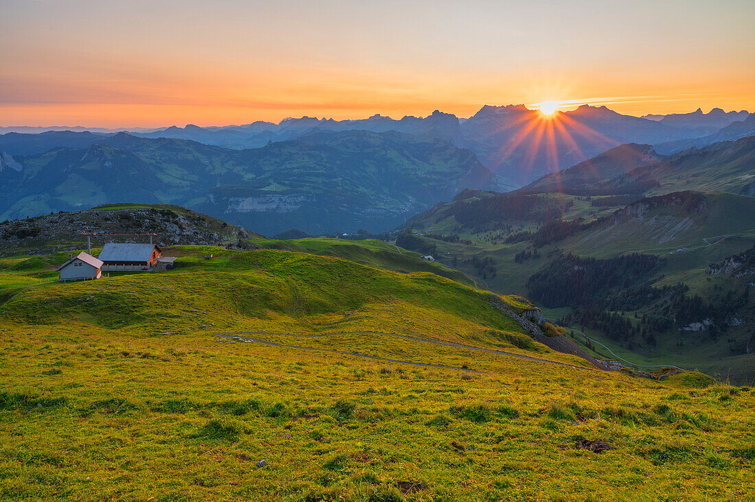 Sonnenaufgang über dem Glärnischmassiv gesehen vom Fronalpstock, Morschach, Glarner Alpen, Kanton Schwyz, Schweiz