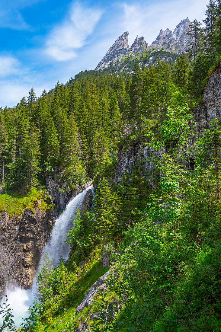 Wasserfall am Ausgang der Rosenlauischlucht mit Engelhörnern, UNESCO Welterbe, Berner Oberland, Kanton Bern, Schweiz