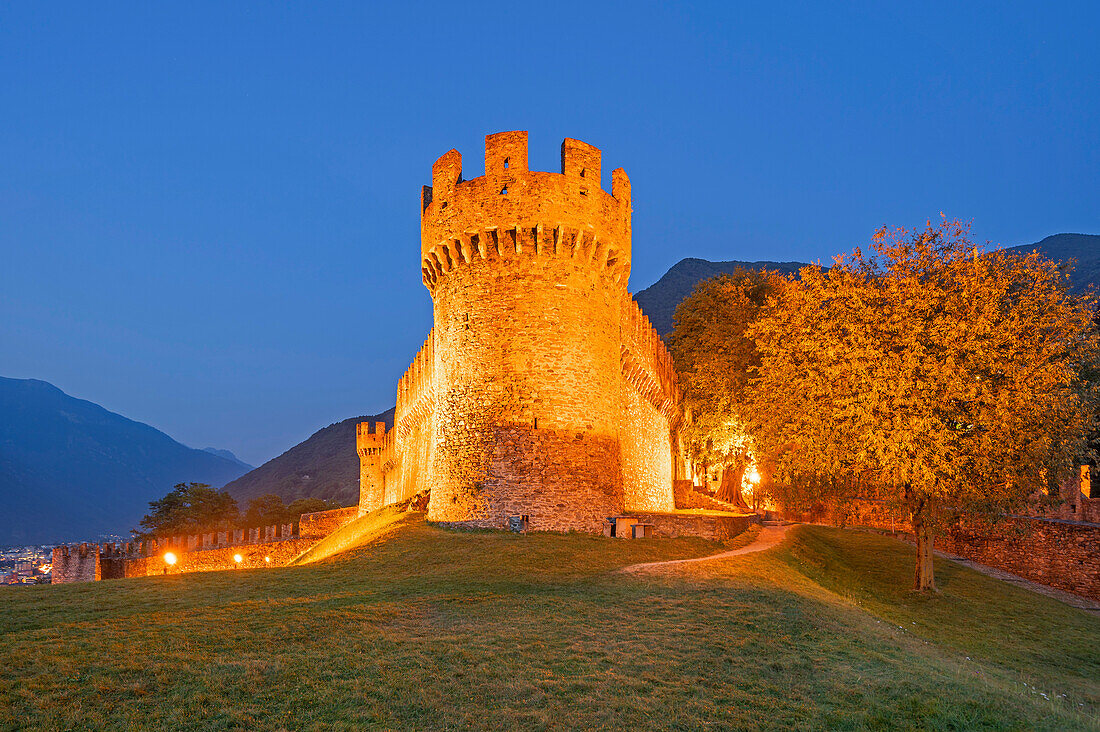 Die Festung Montebello in der Abenddämmerung, Bellinzona, Kanton Tessin, Schweiz