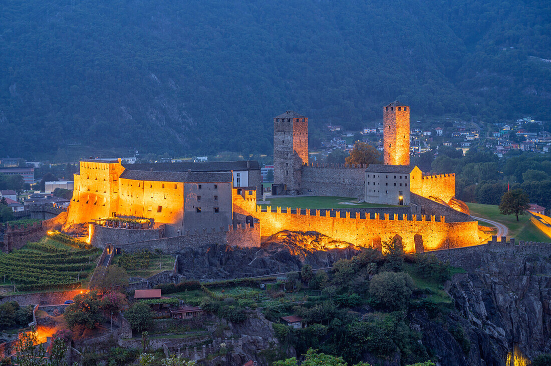 Burg Castelgrande in der Abenddämmerung, Bellinzona, Kanton Tessin, Schweiz