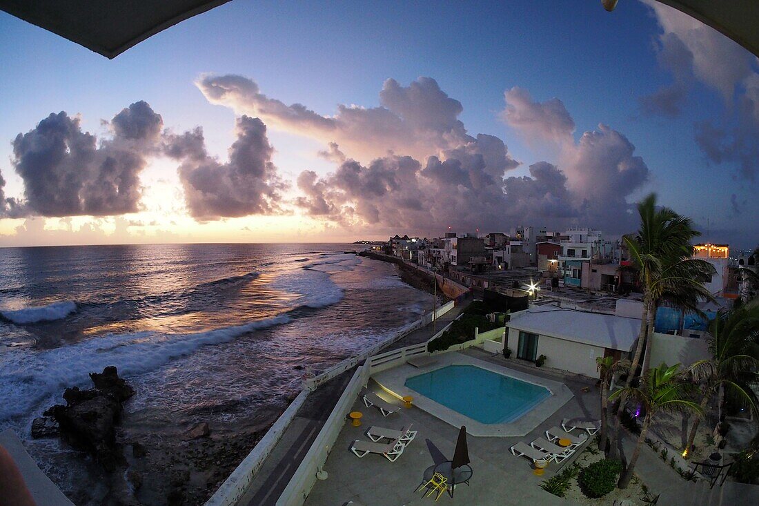 Sonnenaufgang an der Ciudad de Isla Mujeres, vor Cancun, Yucatan, Mexiko