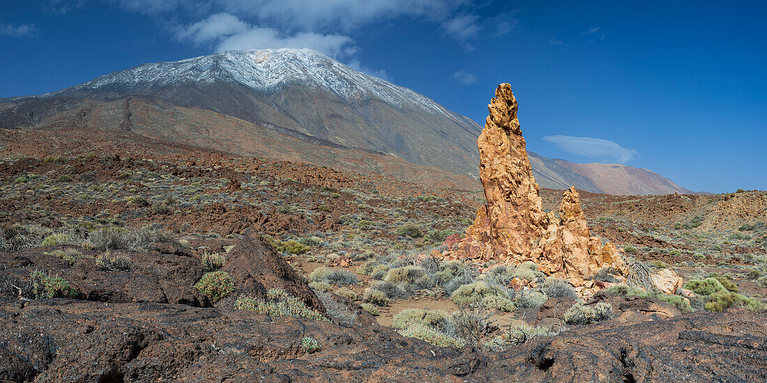 Pico del Teide, 3715m and Roques de Garcia, Teide National Park, Tenerife, Canary Islands, Spain, Europe