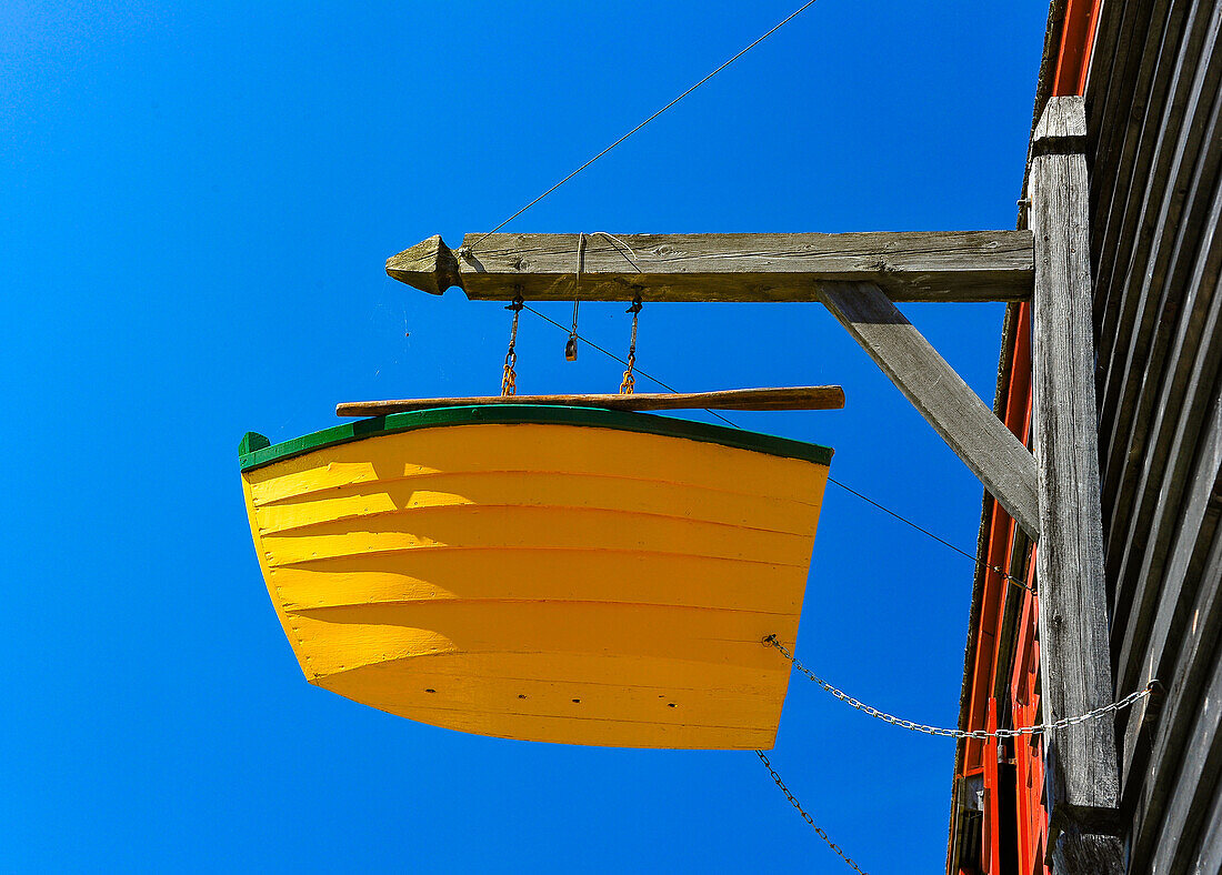 Kleines, gelbes Boot als Dekoration an einem Restaurant, Shelburne, Nova Scotia, Kanada