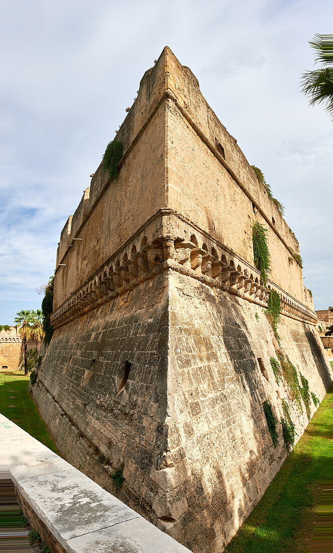 Mächtige Burgmauern des Castello svevo di Bari, Apulien, Italien, Europa