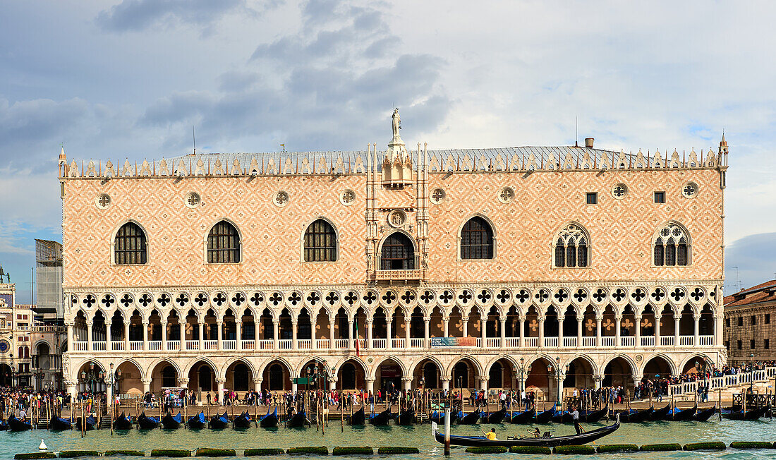 Blick vom Canal Grande auf die kunstvolle, gotische Palastanlage des Palazzo Ducale (Dogenpalast) mit Ausstellungen und Führungen durch Gemächer, Gefängnis und Waffenkammer, Venedig, Italien, Europa
