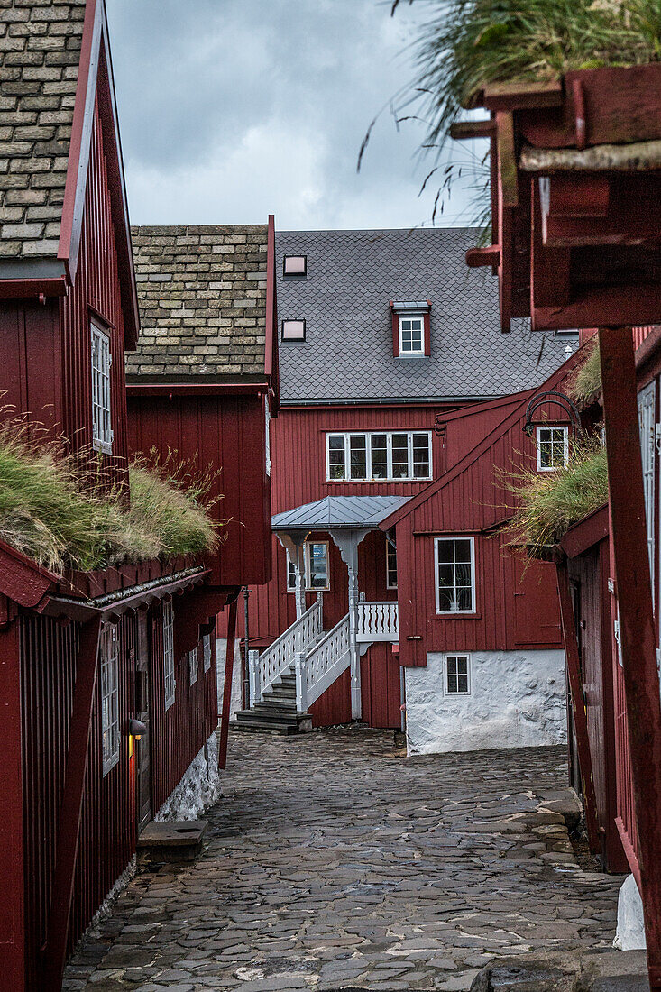 Gasse mit roten Holzhäusern. Tinganes, Torhavn, Streymoy, Färöer